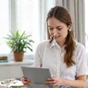 Icon depicting online consultation, featuring a laptop or video call symbol.